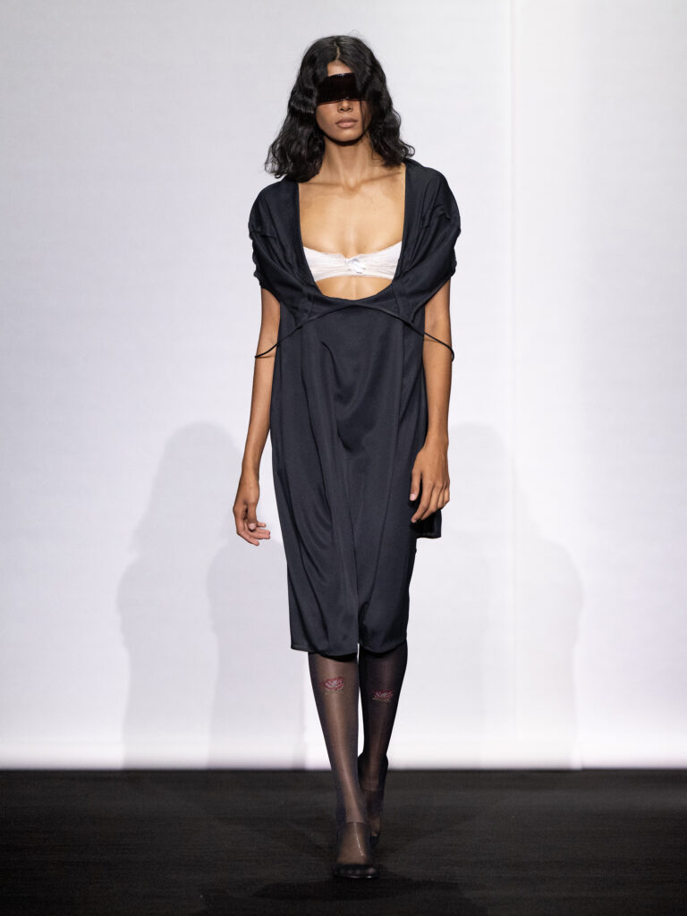 MM6 Maison Margiela déplace les vêtements plutôt que de les réinventer 204 MM6 SS27 LOOK 053 1