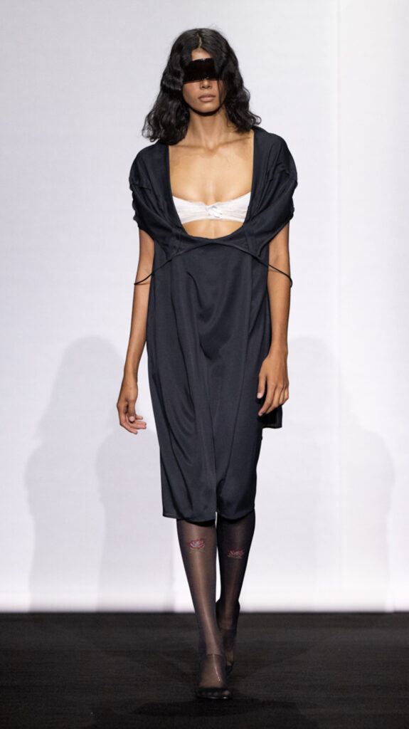 MM6 Maison Margiela déplace les vêtements plutôt que de les réinventer 259 MM6 SS27 LOOK 053 2