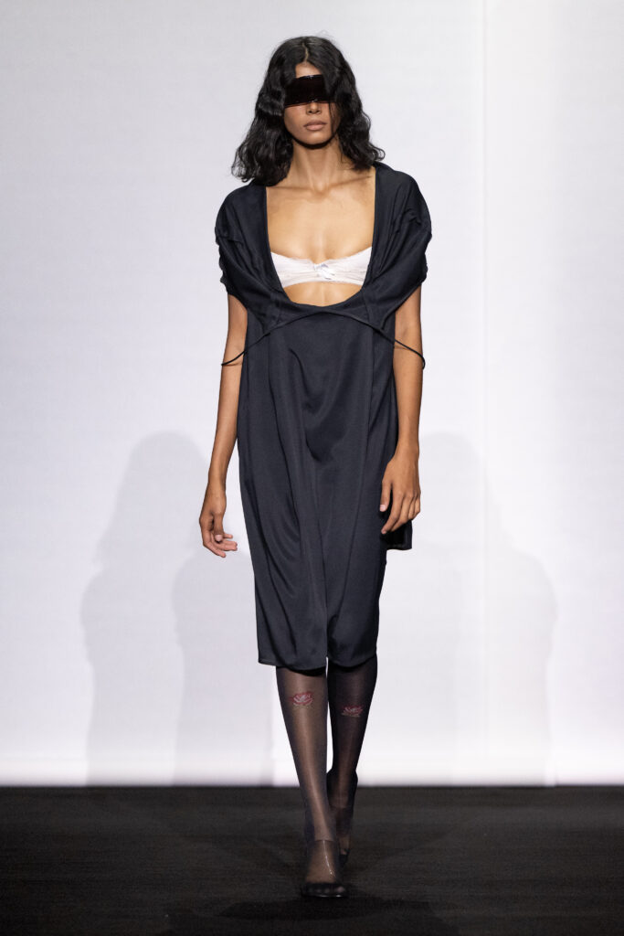 MM6 Maison Margiela déplace les vêtements plutôt que de les réinventer 94 MM6 SS27 LOOK 053