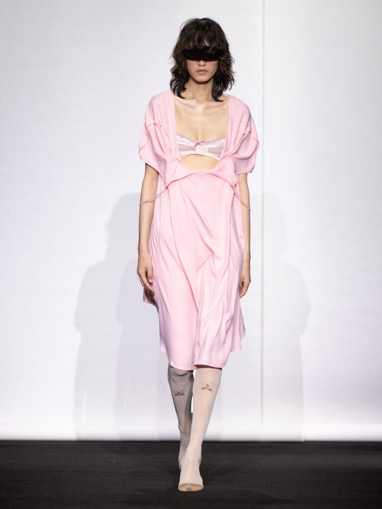 MM6 Maison Margiela déplace les vêtements plutôt que de les réinventer 194 MM6 SS27 LOOK 054 1