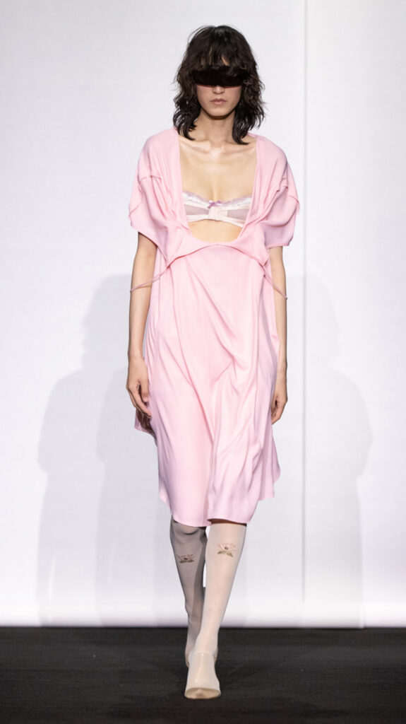 MM6 Maison Margiela déplace les vêtements plutôt que de les réinventer 249 MM6 SS27 LOOK 054 2