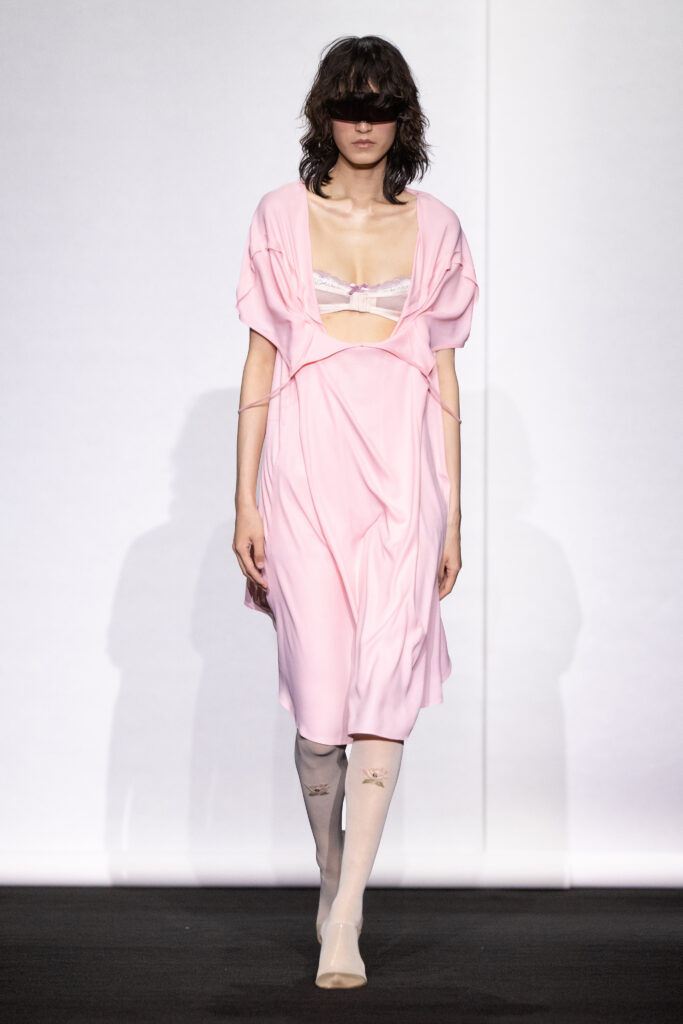 MM6 Maison Margiela déplace les vêtements plutôt que de les réinventer 84 MM6 SS27 LOOK 054