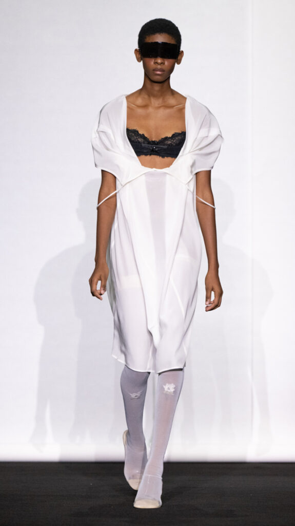 MM6 Maison Margiela déplace les vêtements plutôt que de les réinventer 250 MM6 SS27 LOOK 055 2