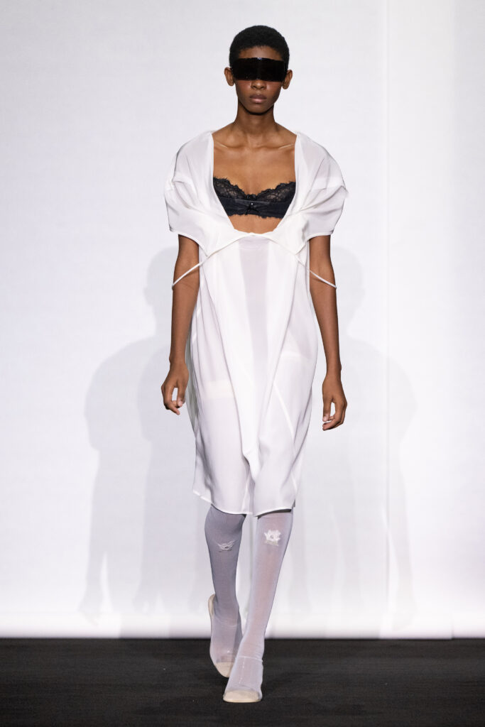 MM6 Maison Margiela déplace les vêtements plutôt que de les réinventer 85 MM6 SS27 LOOK 055
