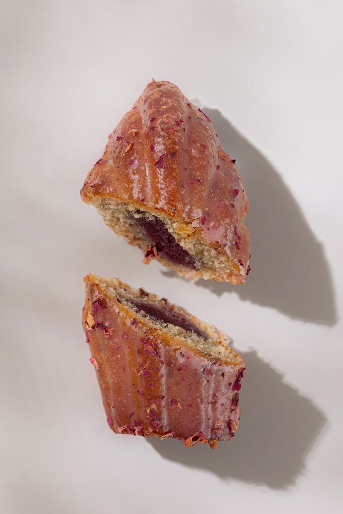 Ritz Paris Le Comptoir : une madeleine pour Octobre Rose, une tarte Tatin pour l'automne 27 Madeleine Rose Hibiscus Octobre Rose Ritz Paris Le Comptoir ©vincentnageotte 2026