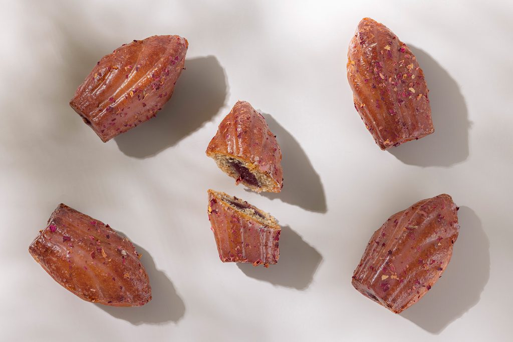 Ritz Paris Le Comptoir : une madeleine pour Octobre Rose, une tarte Tatin pour l'automne 28 Madeleines Rose Hibiscus Octobre Rose Ritz Paris Le Comptoir ©vincentnageotte 2026