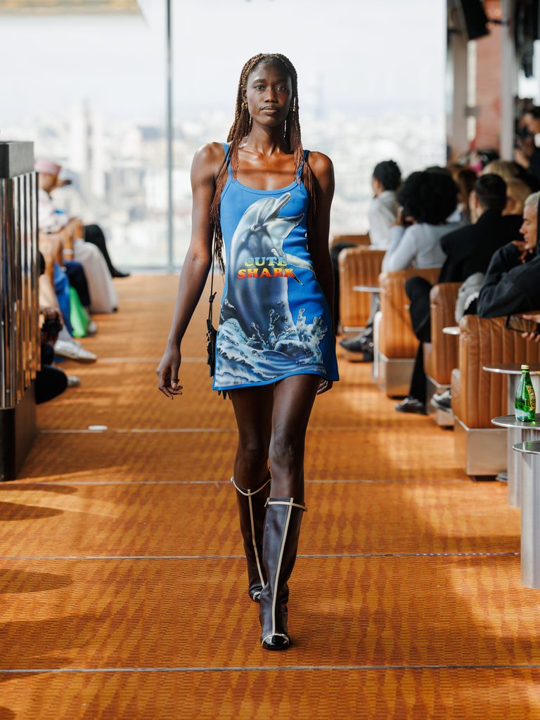 J.SIMONE, quand le costume de bureau rêve de vagues 27 MaisonJ.Simone 260928 134007 RBord 768x1024 1