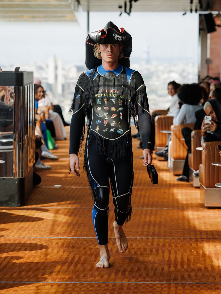 J.SIMONE, quand le costume de bureau rêve de vagues 28 MaisonJ.Simone 260928 134229 RBord 768x1024 1