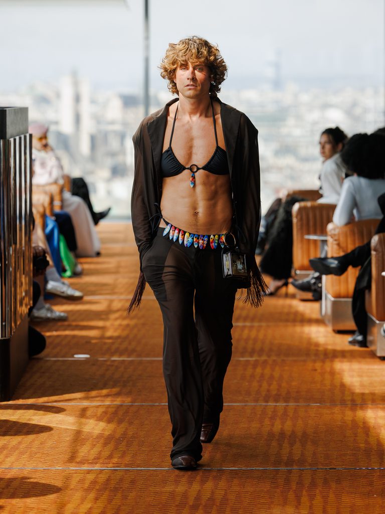 J.SIMONE, quand le costume de bureau rêve de vagues 30 MaisonJ.Simone 260928 134327 RBord 768x1024 1
