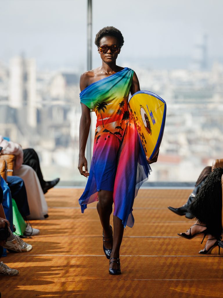 J.SIMONE, quand le costume de bureau rêve de vagues 39 MaisonJ.Simone 260928 135021 RBord 768x1024 1