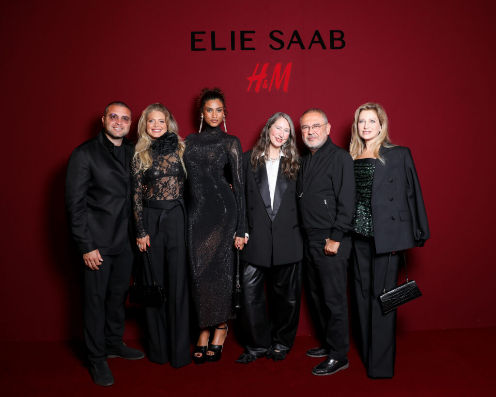Elie Saab et H&M : une robe de mariée dévoilée en musique au Palais Brongniart 36 Mr Elie Saab Jr Christina Saab Imaan Hammam Ann Spfie Johansson Mr Elie Saab Claudine Saab