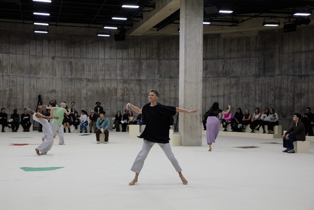 Homme Plissé Issey Miyake fait dialoguer le plissé et les papiers découpés de Matisse 35 One One One 01