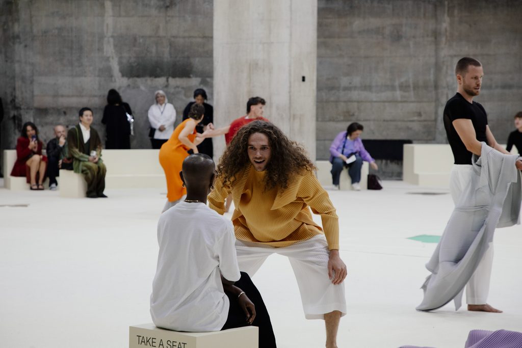 Homme Plissé Issey Miyake fait dialoguer le plissé et les papiers découpés de Matisse 37 One One One 03