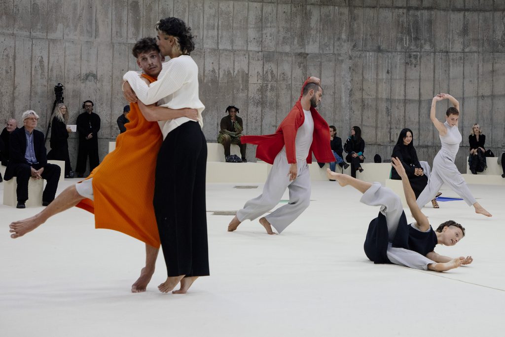 Homme Plissé Issey Miyake fait dialoguer le plissé et les papiers découpés de Matisse 39 One One One 05