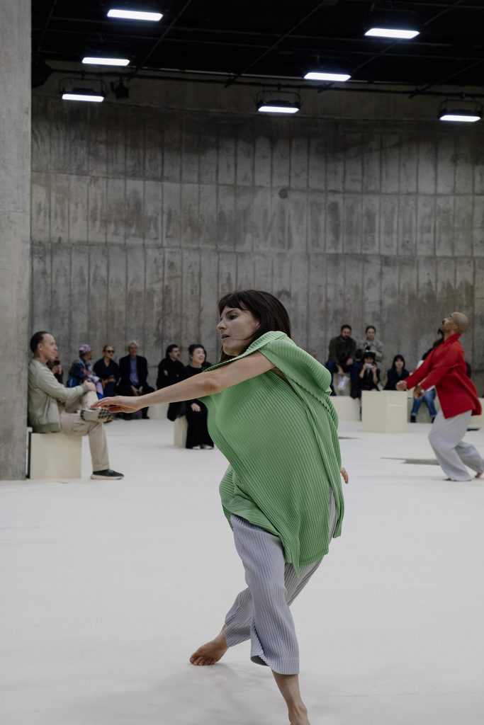 Homme Plissé Issey Miyake fait dialoguer le plissé et les papiers découpés de Matisse 40 One One One 06