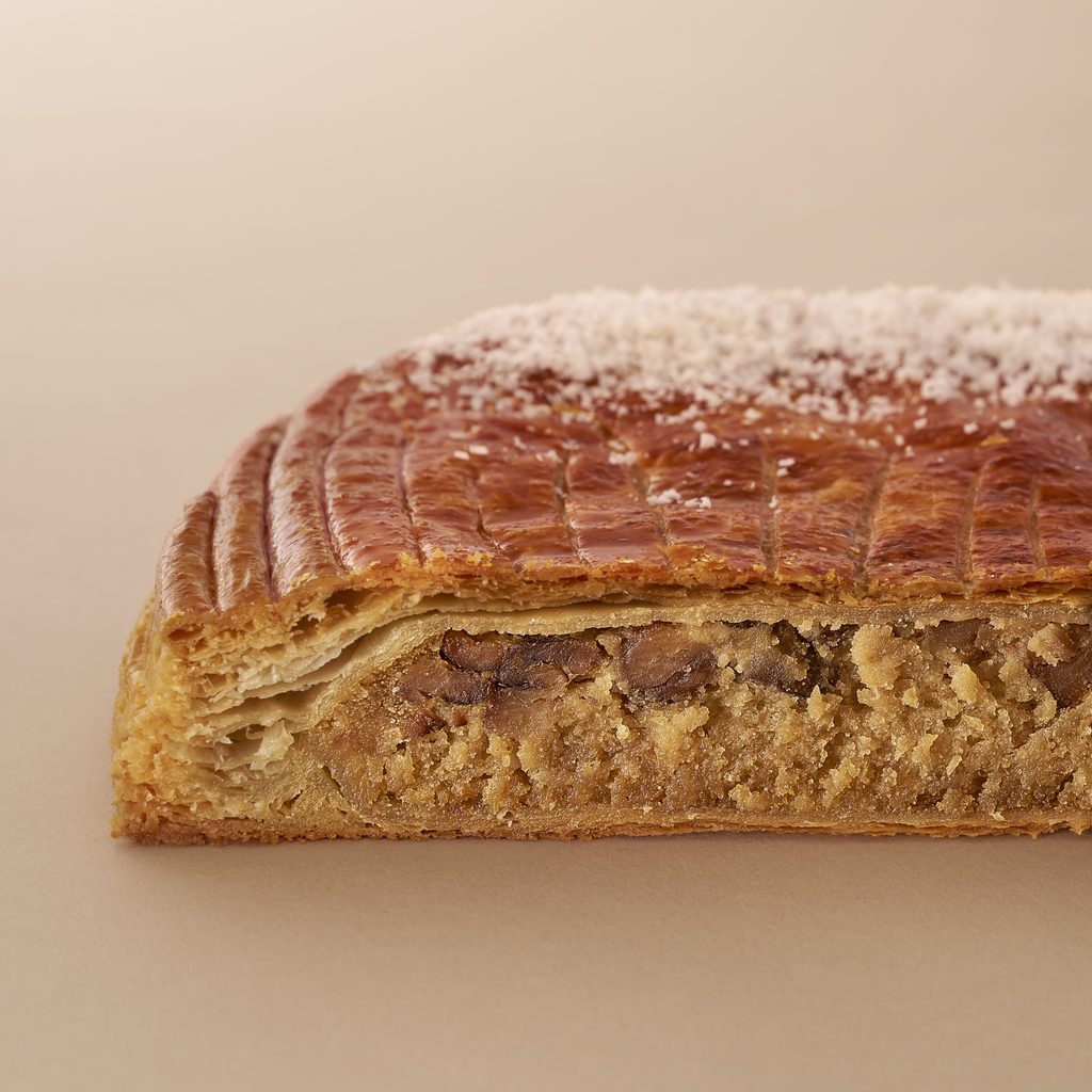 Au Park Hyatt Paris-Vendôme, Naraé Kim enveloppe Noël dans un geste venu de Corée 27 PARPH King Cake Chestnut top view interior
