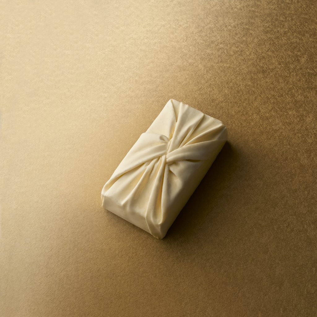 Au Park Hyatt Paris-Vendôme, Naraé Kim enveloppe Noël dans un geste venu de Corée 30 PARPH Yule Log Present Gold Background