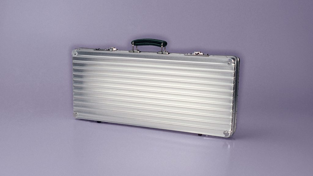 RIMOWA x Faber-Castell : l’objet de voyage devient atelier portatif 25 RIMOWA x Faber Castell Beauty Stills 16x9 01