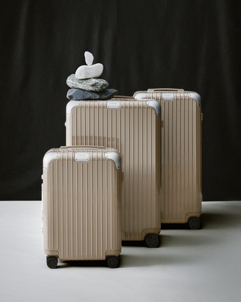 RIMOWA habille sa collection Hybrid d'un nouveau greige minéral, Stone 25 RIMOWA Beautyshots 2026 Hybrid Stone LR 4x5 1