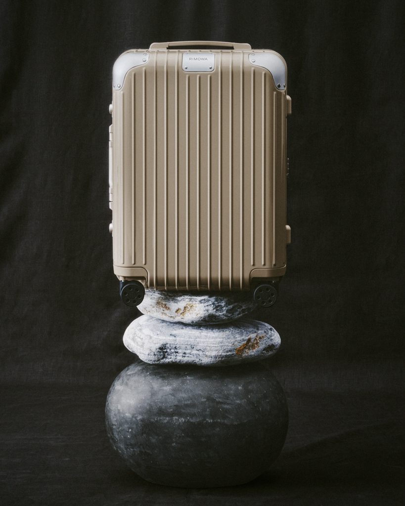 RIMOWA habille sa collection Hybrid d'un nouveau greige minéral, Stone 26 RIMOWA Beautyshots 2026 Hybrid Stone LR 4x5 2
