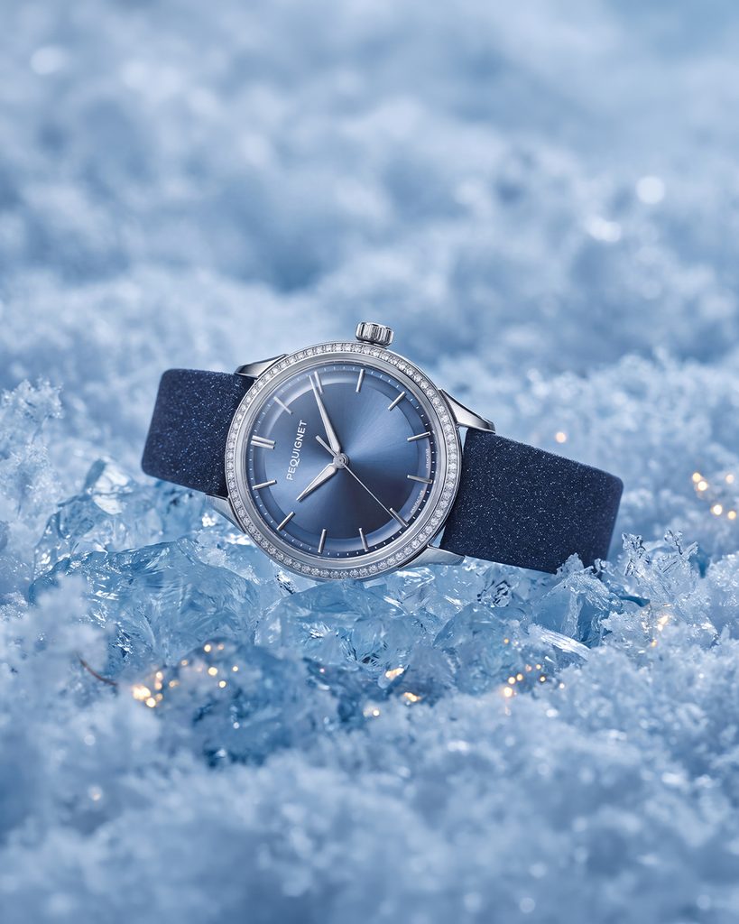 Pequignet ajoute 78 diamants à la Royale Paris pour un bleu glacier discret 29 Royale Paris 36mm Bleu glacier ambiance