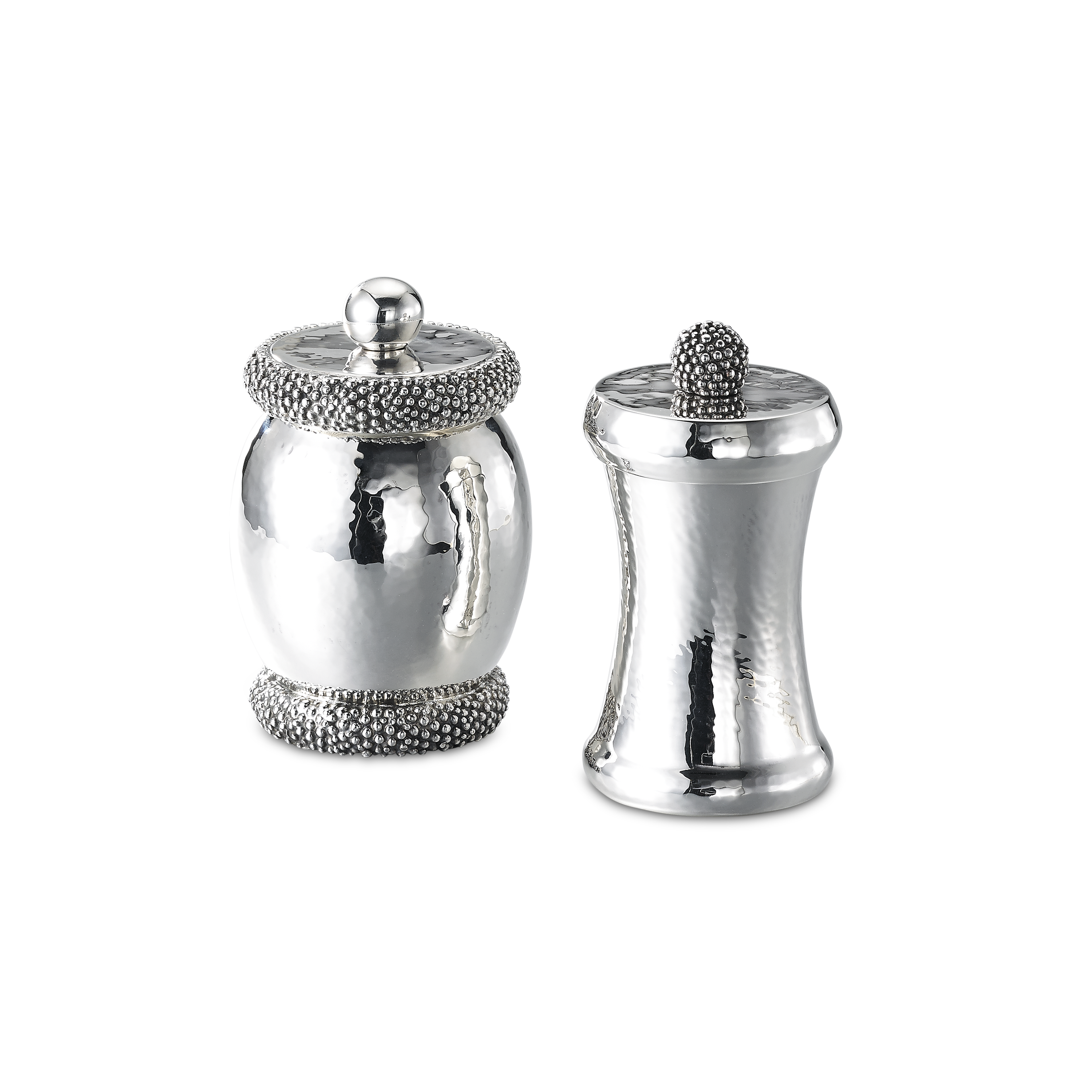 Chez Buccellati, les microsphères d'argent passent du caviar au couvert 27 Silver salt and pepper set Caviar Collection