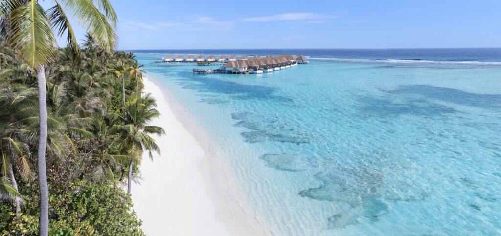 Six Senses réinvente la retraite bien-être au féminin 26 Six Senses Kanuhura Sunrise Beach