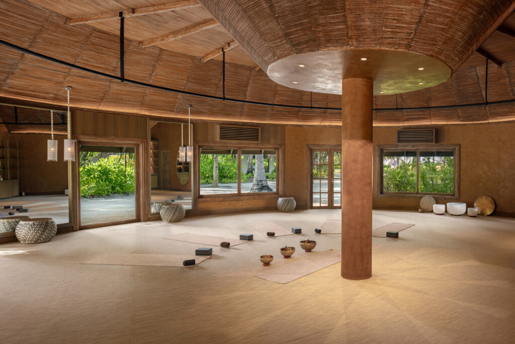 Six Senses réinvente la retraite bien-être au féminin 35 Six Senses Kanuhura Yoga Pavilion