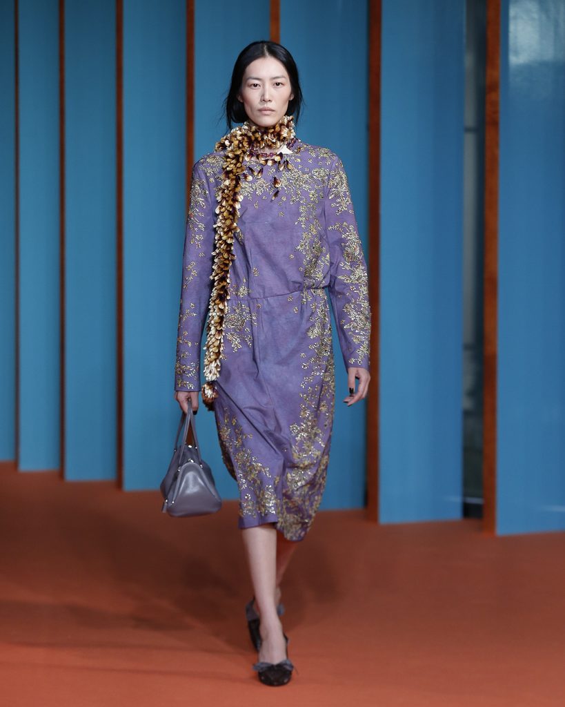 Tory Burch mêle féminité opulente et pragmatisme américain pour son Printemps-Été 2027 25 TB SS27 SHOW LOOK 001 4x5