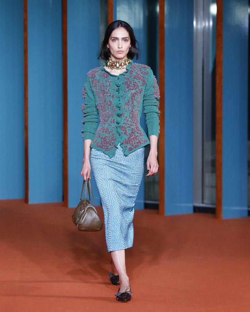 Tory Burch mêle féminité opulente et pragmatisme américain pour son Printemps-Été 2027 26 TB SS27 SHOW LOOK 002 4x5