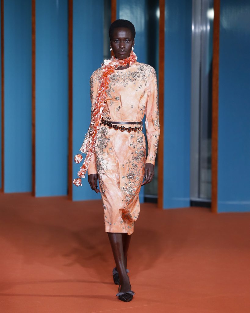 Tory Burch mêle féminité opulente et pragmatisme américain pour son Printemps-Été 2027 27 TB SS27 SHOW LOOK 003 4x5