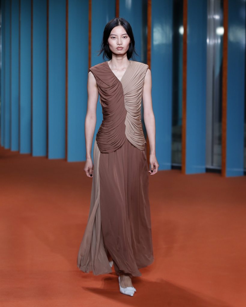 Tory Burch mêle féminité opulente et pragmatisme américain pour son Printemps-Été 2027 63 TB SS27 SHOW LOOK 039 4x5