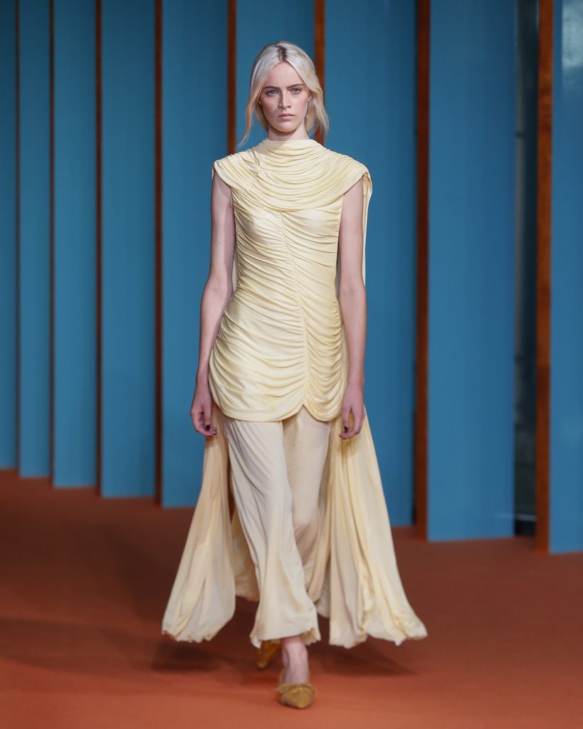 Tory Burch mêle féminité opulente et pragmatisme américain pour son Printemps-Été 2027 64 TB SS27 SHOW LOOK 040 4x5