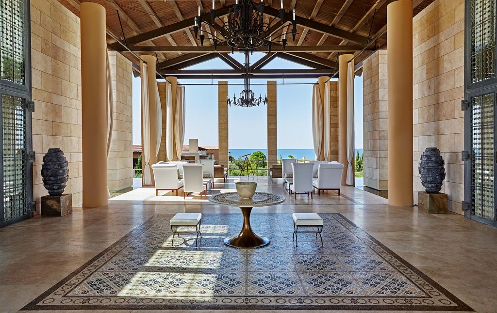 Costa Navarino trace un nouveau sentier vers l'automne 29 The Romanos Lobby 3