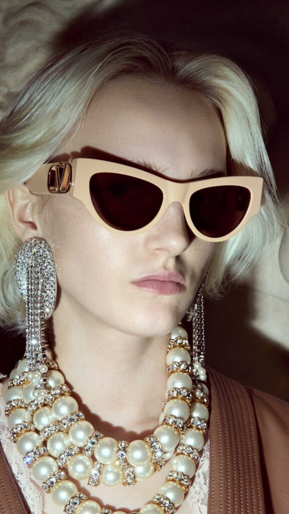 Valentino Eyewear, la statuaire romaine version lunettes 41 VGR FW26 visual preview 1080 × 19204