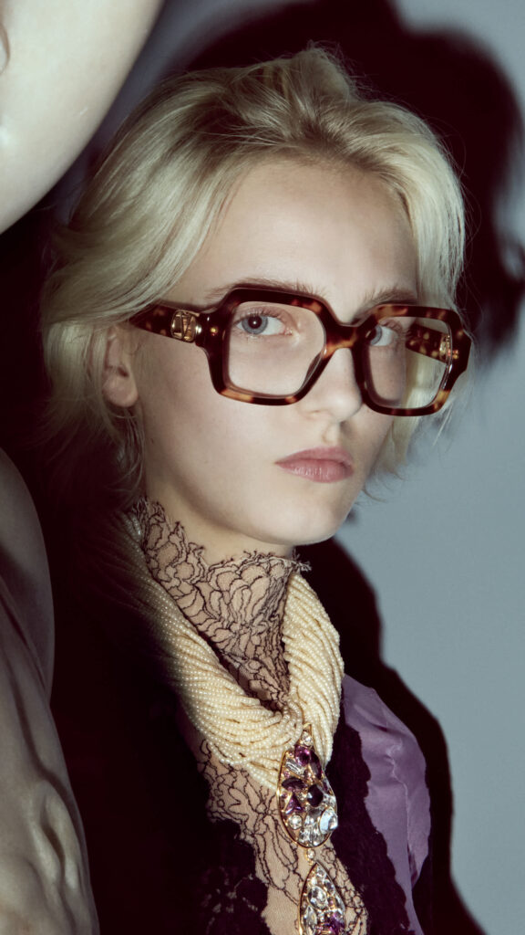 Valentino Eyewear, la statuaire romaine version lunettes 43 VGR FW26 visual preview 1080 × 19208