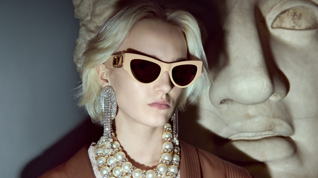 Valentino Eyewear, la statuaire romaine version lunettes 44 VGR FW26 visual preview 1920 × 10804