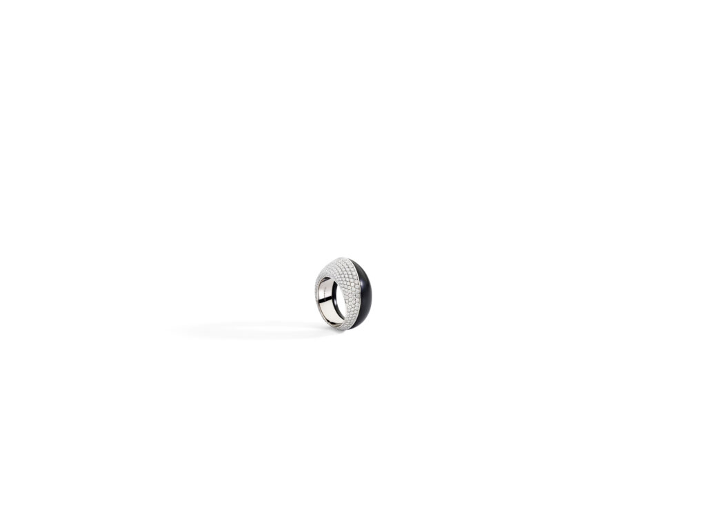 Vhernier Trottola : le jais noir fait tourner la toupie 41 VHPG1849A0421 TROTTOLA ring in white gold diamonds and jet V3