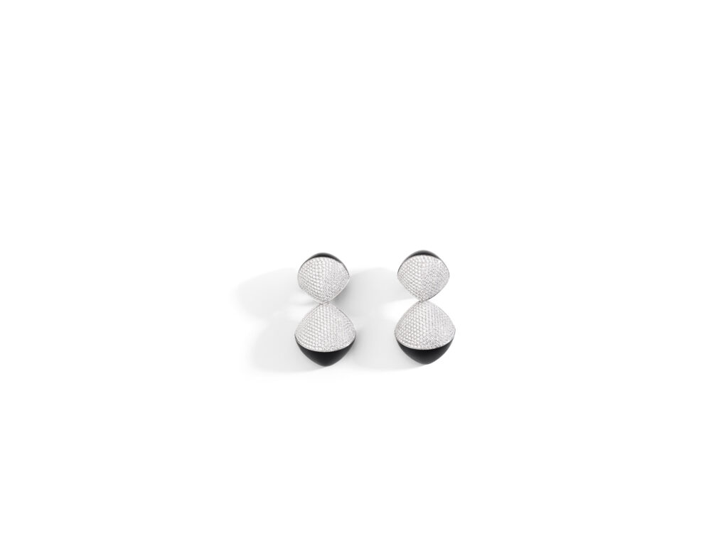 Vhernier Trottola : le jais noir fait tourner la toupie 43 VHPG1849B0421 TROTTOLA earclips in white gold diamonds and jet