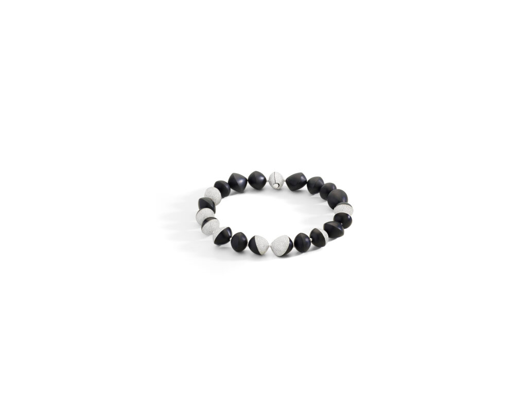 Vhernier Trottola : le jais noir fait tourner la toupie 47 VHPG1849CL425 TROTTOLA necklace in white gold diamonds and jet