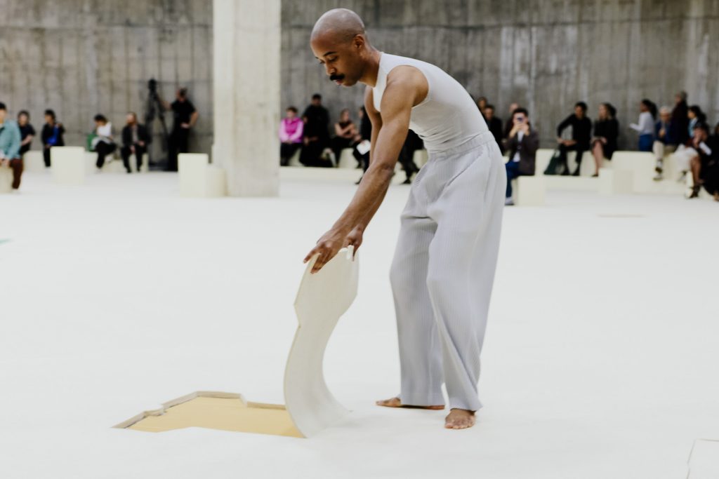 Homme Plissé Issey Miyake fait dialoguer le plissé et les papiers découpés de Matisse 25 cut out reveal
