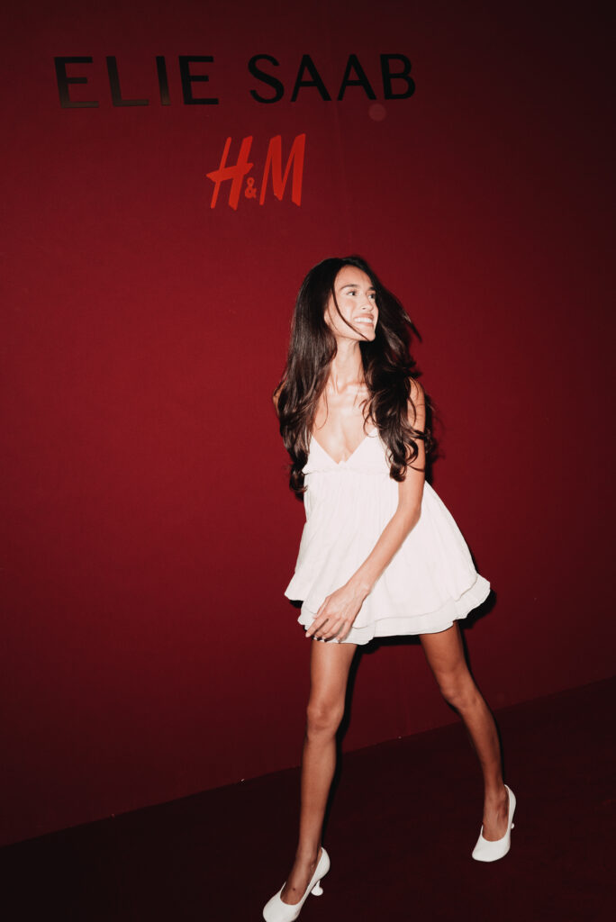 Elie Saab et H&M : une robe de mariée dévoilée en musique au Palais Brongniart 149 eliesaabhm event amalie star 02