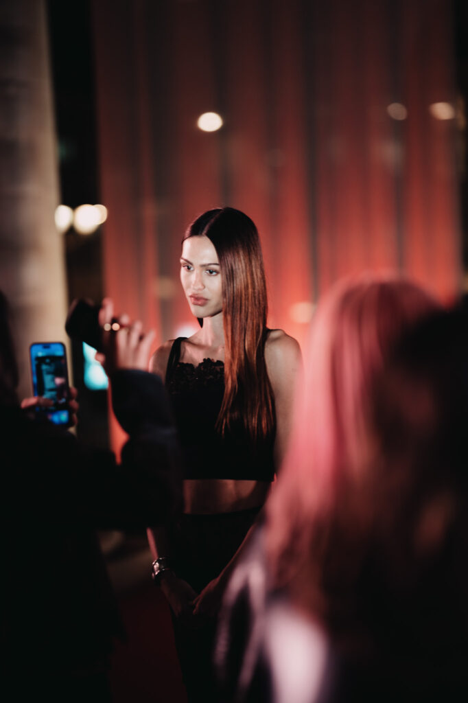 Elie Saab et H&M : une robe de mariée dévoilée en musique au Palais Brongniart 108 eliesaabhm event amelia gray 3