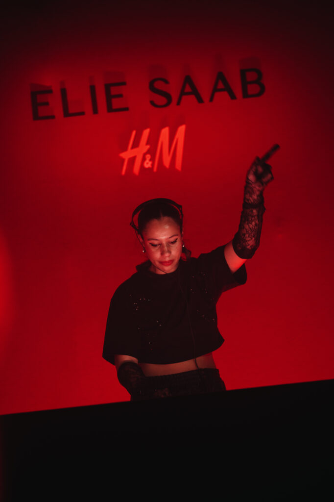 Elie Saab et H&M : une robe de mariée dévoilée en musique au Palais Brongniart 241 eliesaabhm event ella knight 04