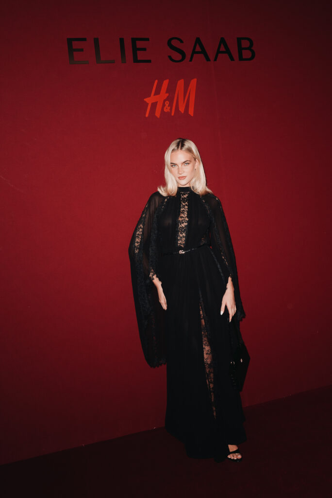 Elie Saab et H&M : une robe de mariée dévoilée en musique au Palais Brongniart 124 eliesaabhm event emilia silberg 01