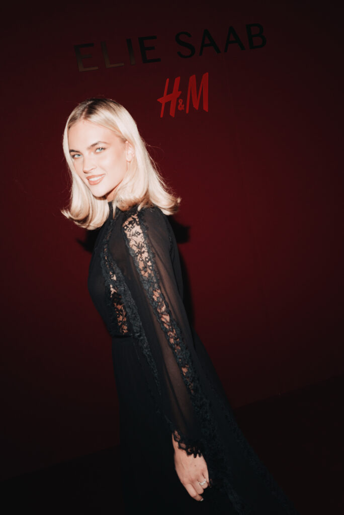 Elie Saab et H&M : une robe de mariée dévoilée en musique au Palais Brongniart 133 eliesaabhm event emilia silberg 02