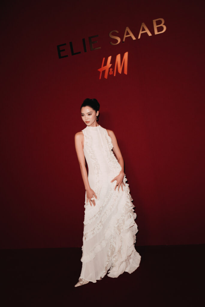Elie Saab et H&M : une robe de mariée dévoilée en musique au Palais Brongniart 128 eliesaabhm event fan lingxi 2