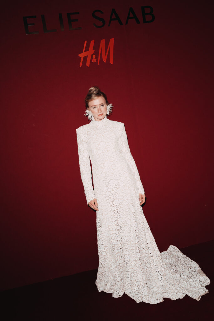 Elie Saab et H&M : une robe de mariée dévoilée en musique au Palais Brongniart 123 eliesaabhm event fanny ekstrand 01