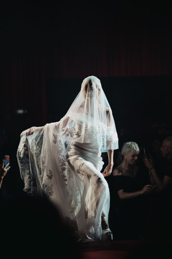 Elie Saab et H&M : une robe de mariée dévoilée en musique au Palais Brongniart 25 eliesaabhm event jean campbell 1