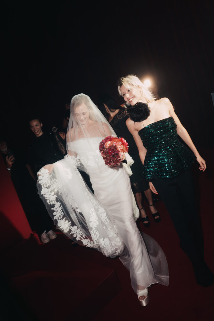 Elie Saab et H&M : une robe de mariée dévoilée en musique au Palais Brongniart 27 eliesaabhm event jeanne campbell 01